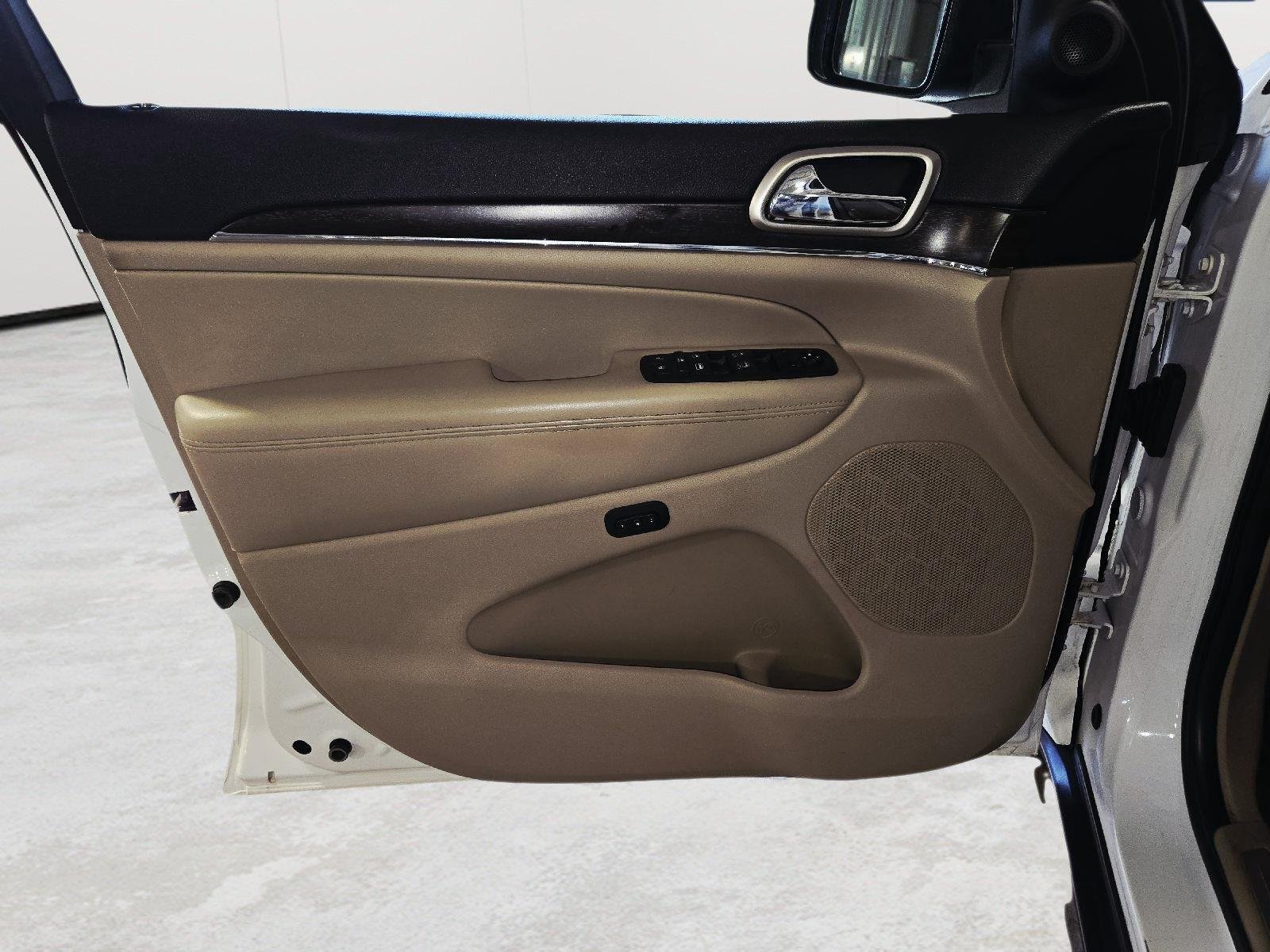 Used 2015 Bright White Clearcoat Jeep Limited image 9