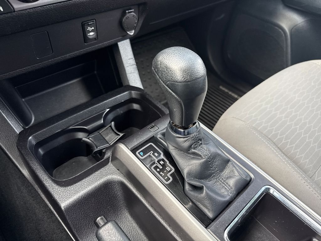 Used 2016 White Toyota SR5 image 22