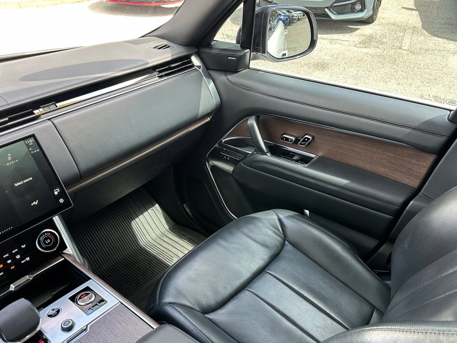 Used 2023  Land Rover SE image 16