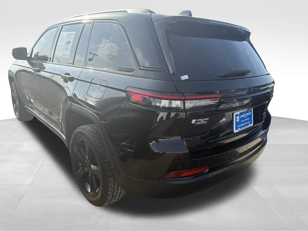 Used 2023 Diamond Black Jeep Limited image 37