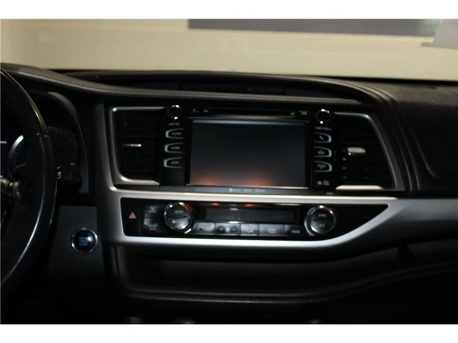 Used 2019 White Toyota XLE Sport Utility 4D image 16