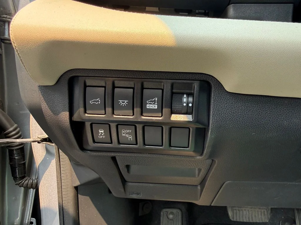 Used 2022 Ice Silver Metallic Subaru Limited image 17