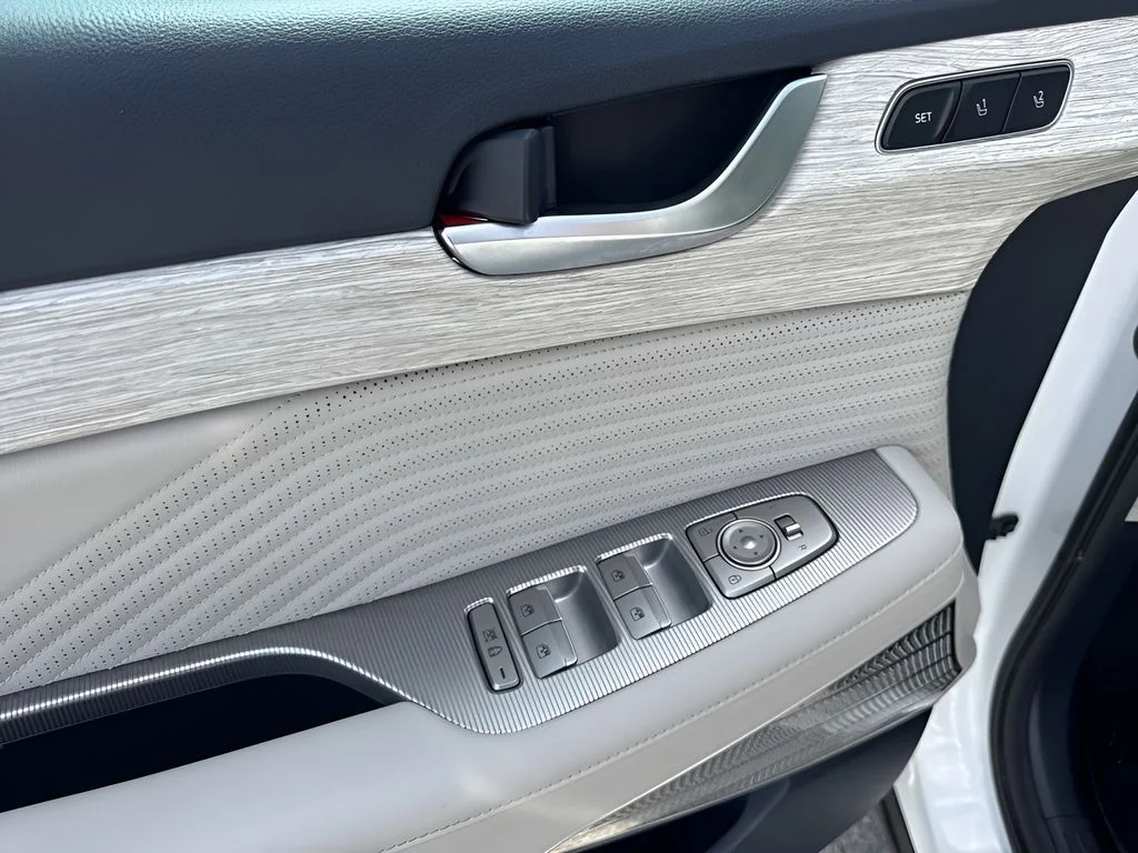 Used 2025 White Hyundai Calligraphy image 30