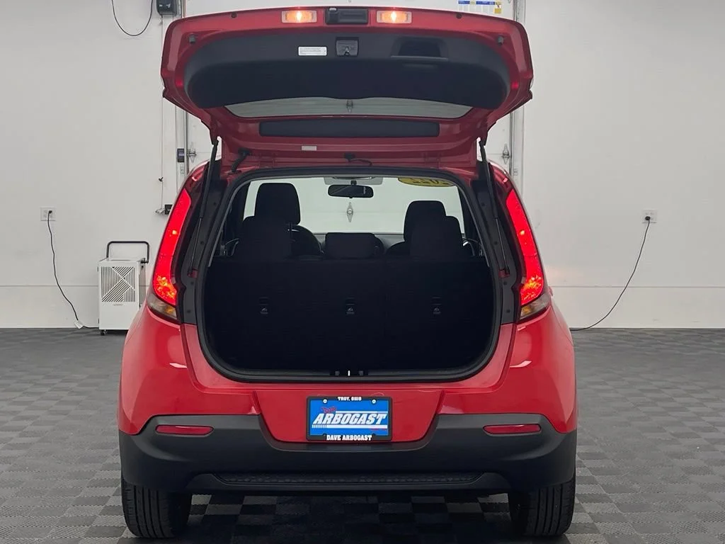 Used 2022  Kia LX image 8