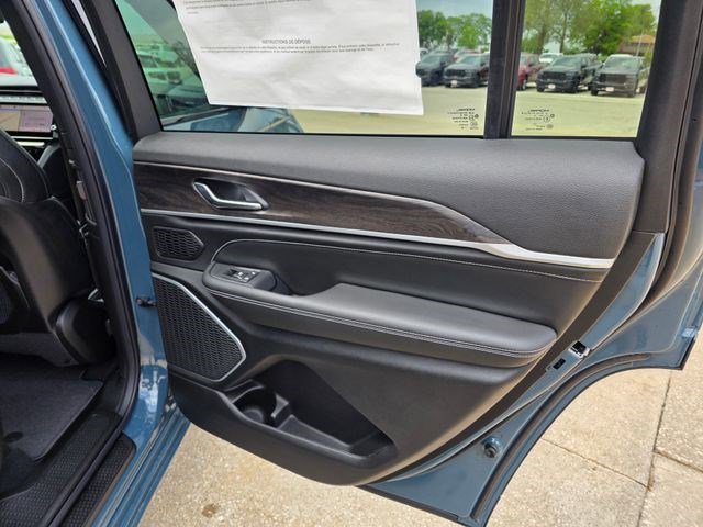 New 2026 Steel Blue Exterior Paint Jeep Limited Reserve image 12