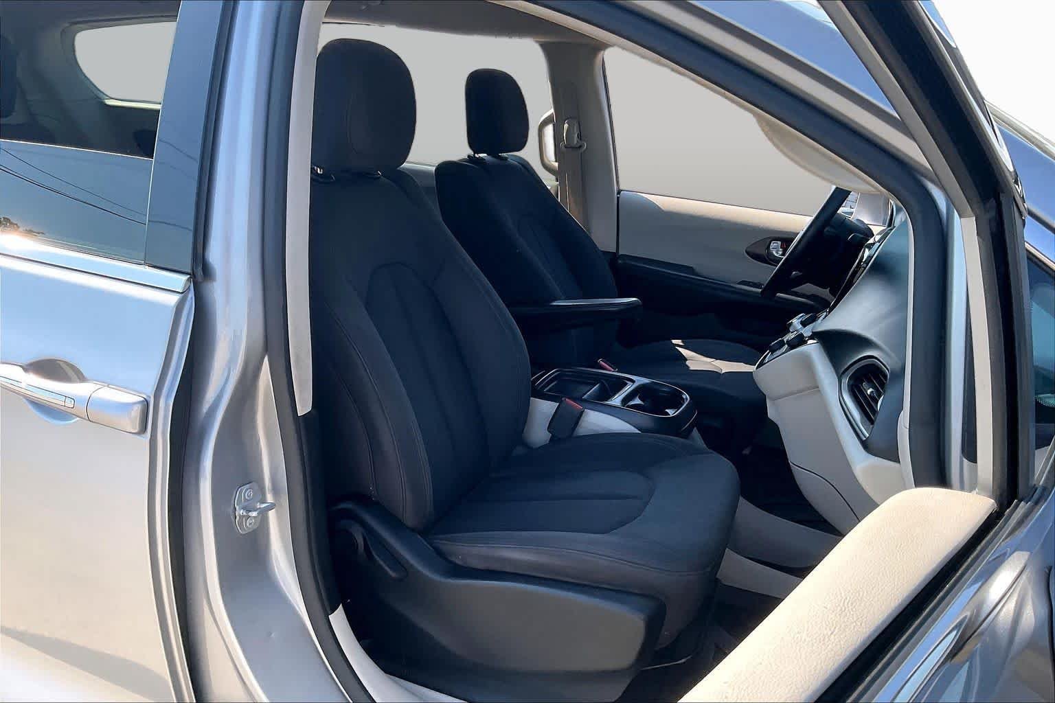 Used 2019 Billet Silver Metallic Clearcoat Chrysler Touring Plus image 9