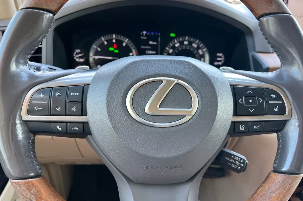 Used 2017  Lexus 570 image 28