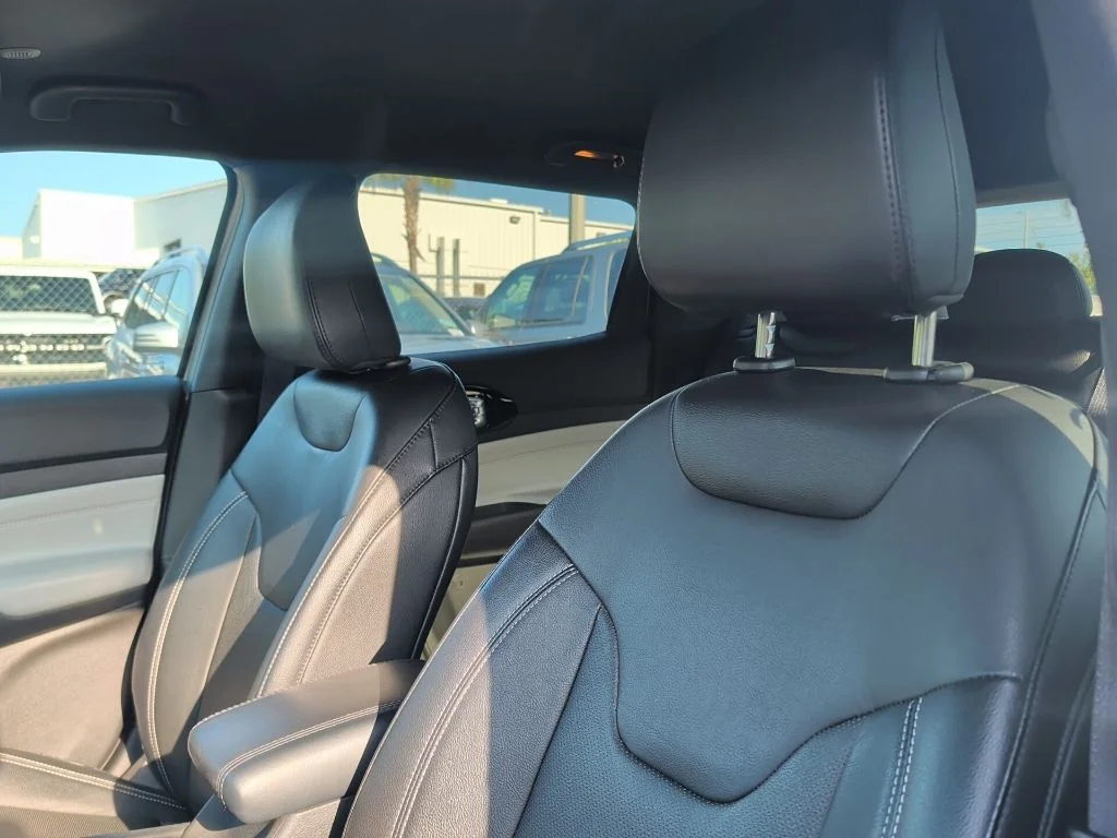 Used 2025 Silver Jeep Limited image 7