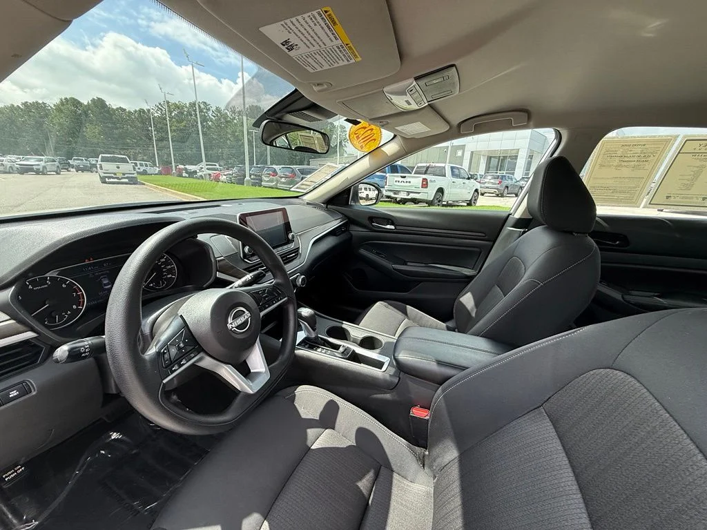 Used 2025 White Nissan 2.5 SV image 18