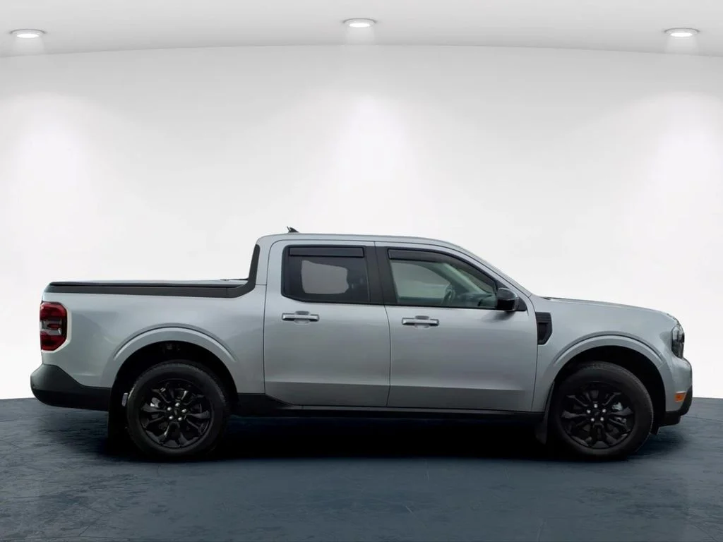 Used 2024 Silver Ford Lariat image 7
