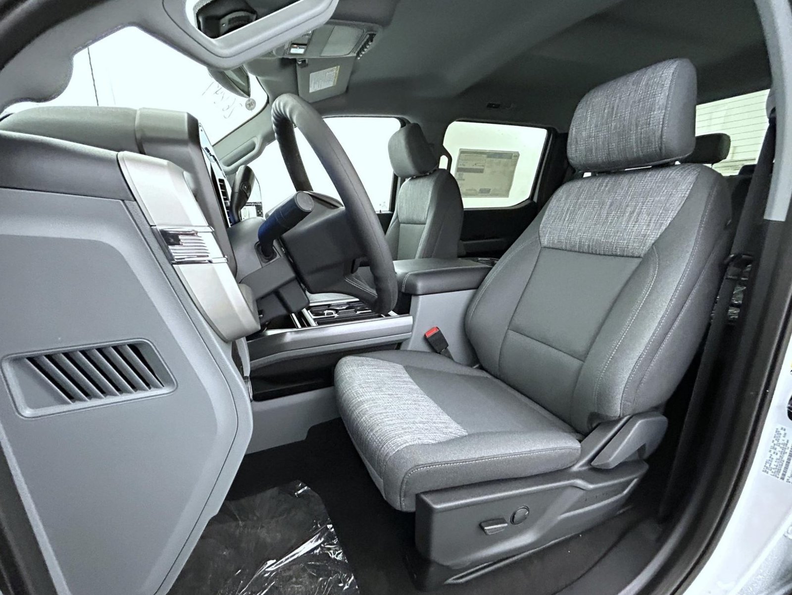 New 2026 Oxford White Ford XLT image 10