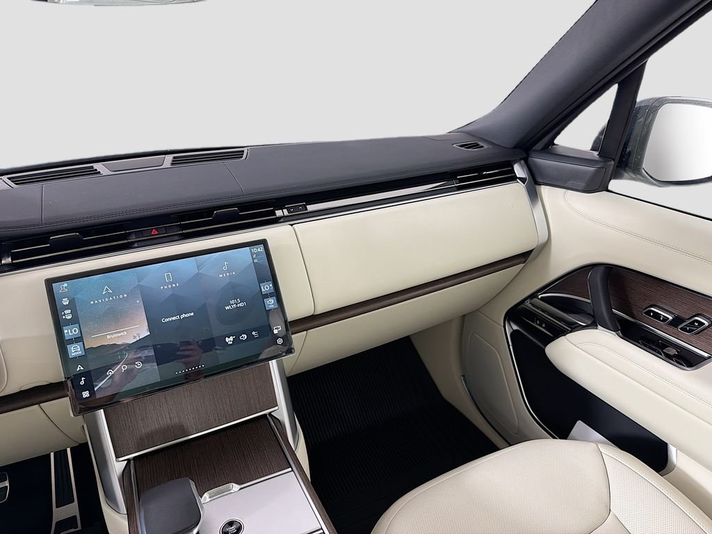 New 2026 Fuji White Land Rover SE image 25