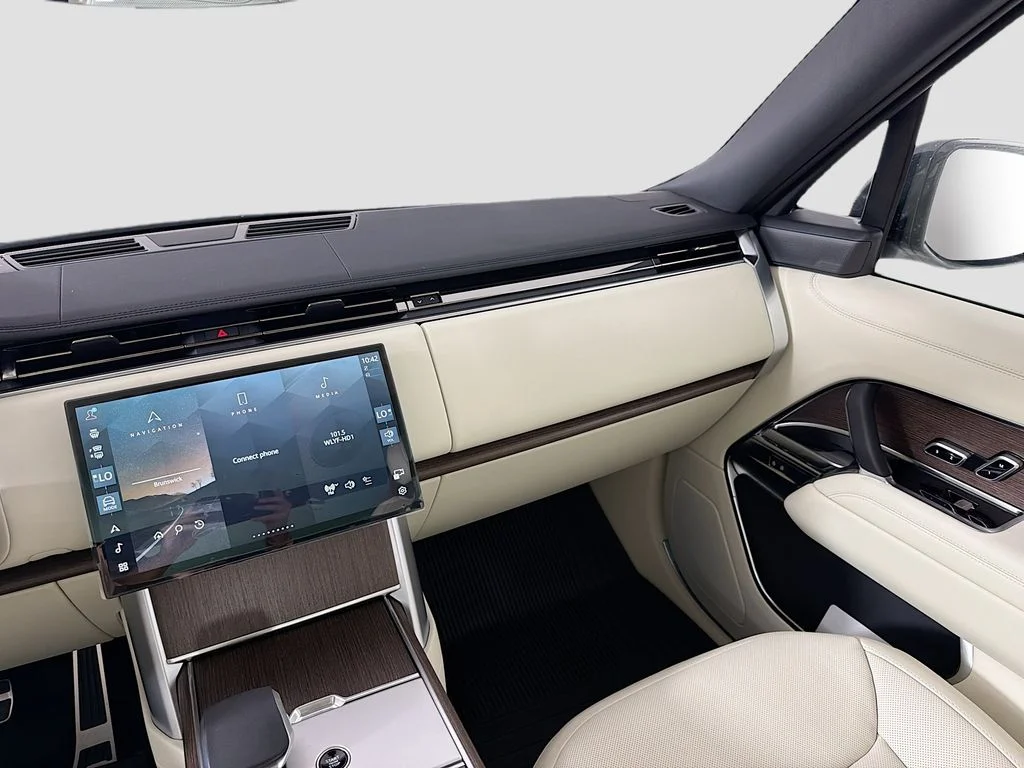New 2026 Fuji White Land Rover SE image 25