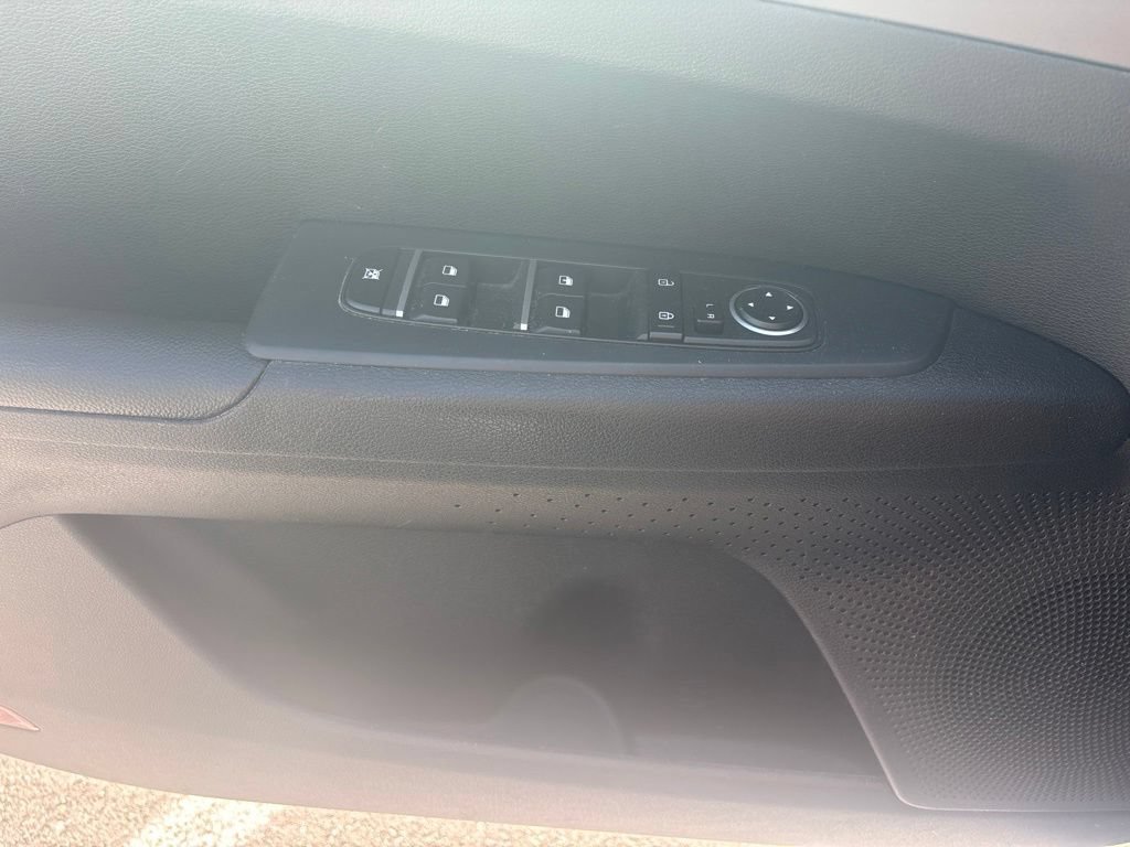 Used 2019 Silky Silver Kia LXS image 12