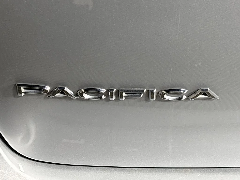Used 2024 Silver Chrysler Touring L image 22