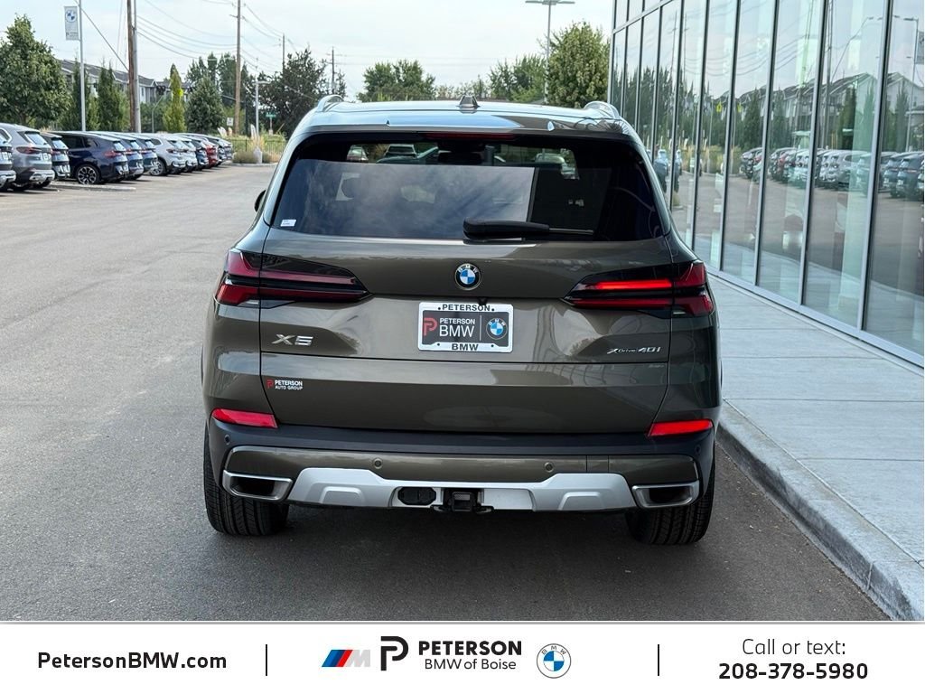 Used 2024 Green BMW xDrive40i image 4