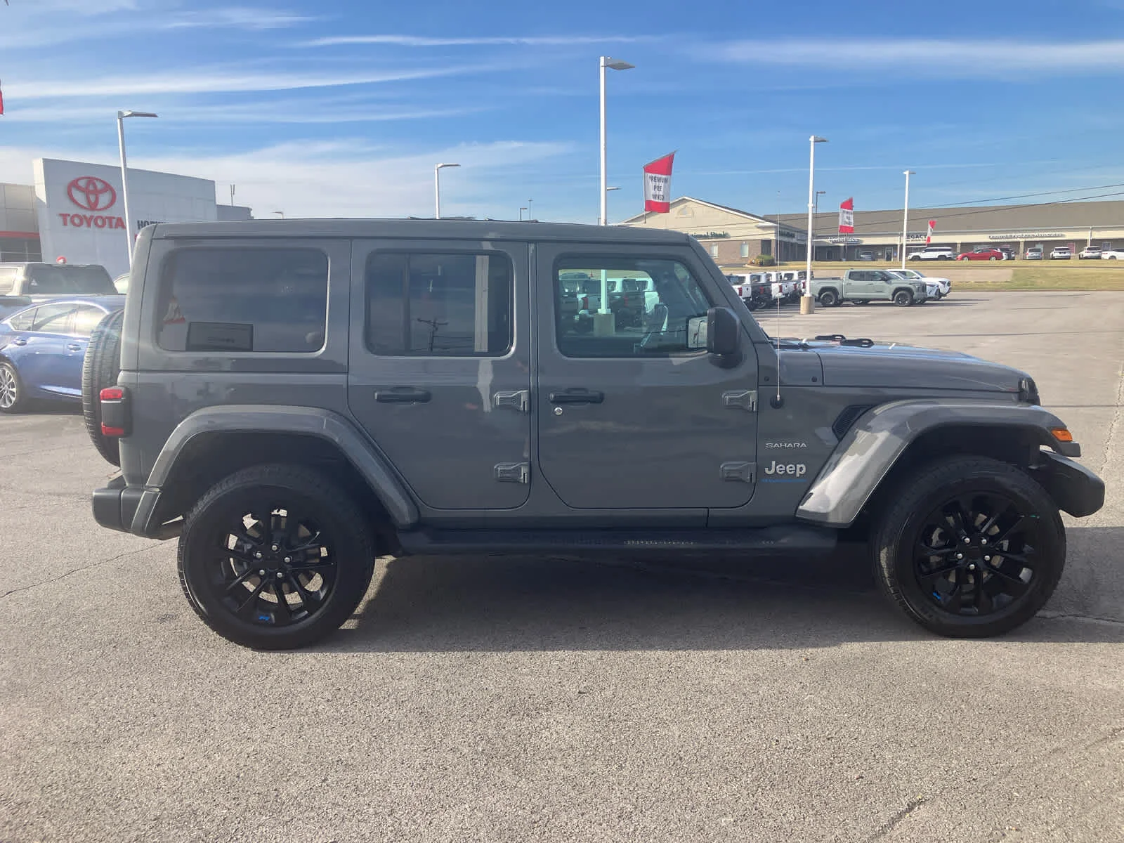 Used 2023 Sting-Gray Clearcoat Jeep Sahara image 9