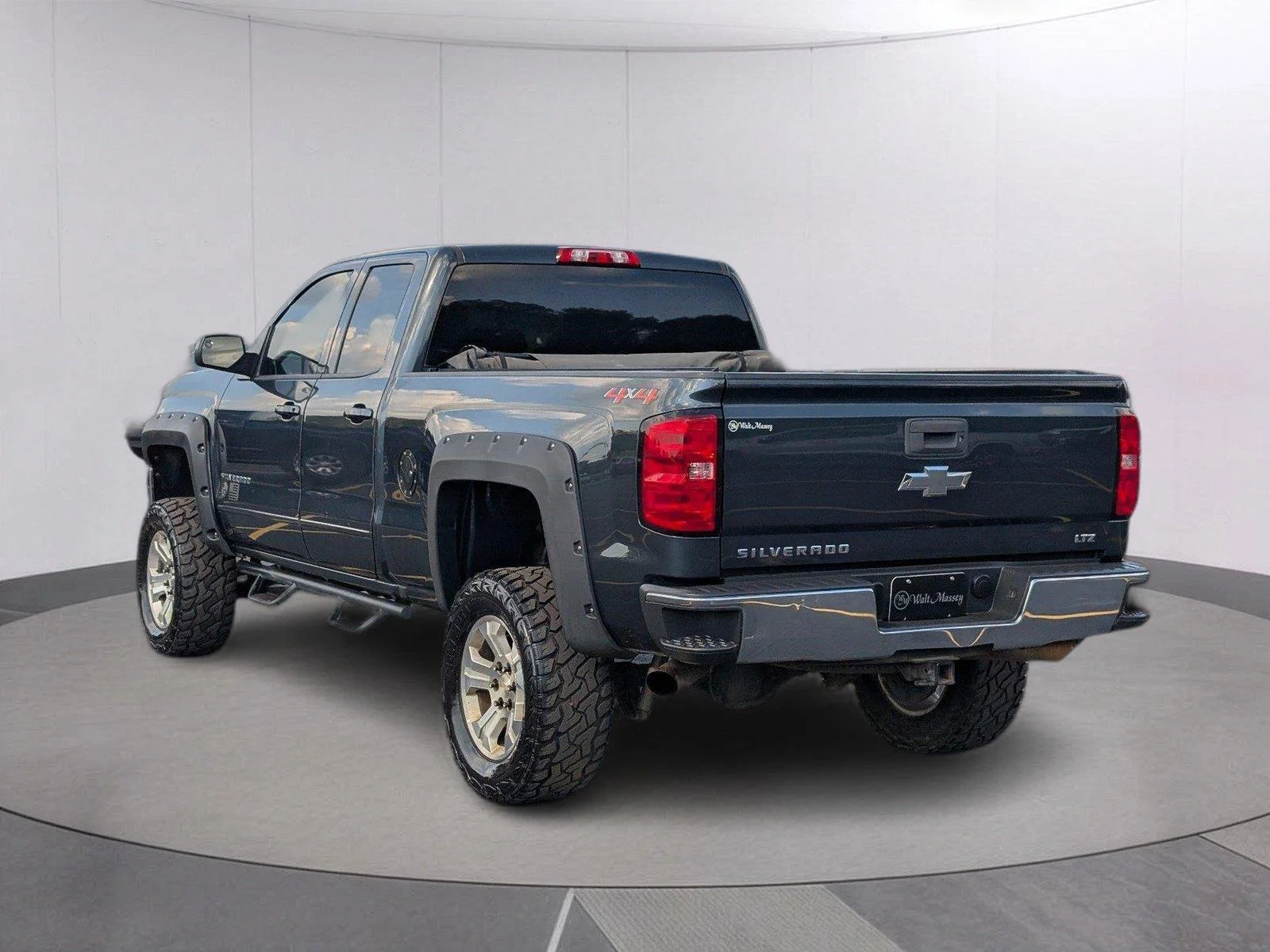 Used 2018 Graphite Metallic Chevrolet LT image 3