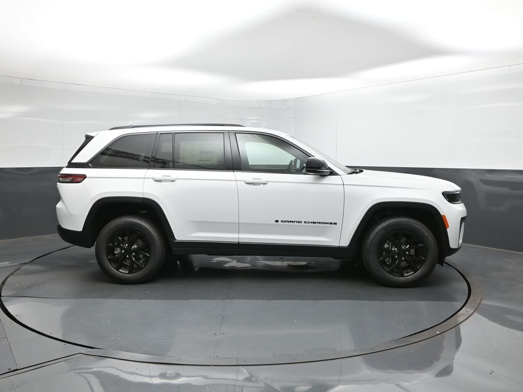 New 2026 Bright White Clear-Coat Exterior Paint Jeep Altitude image 11
