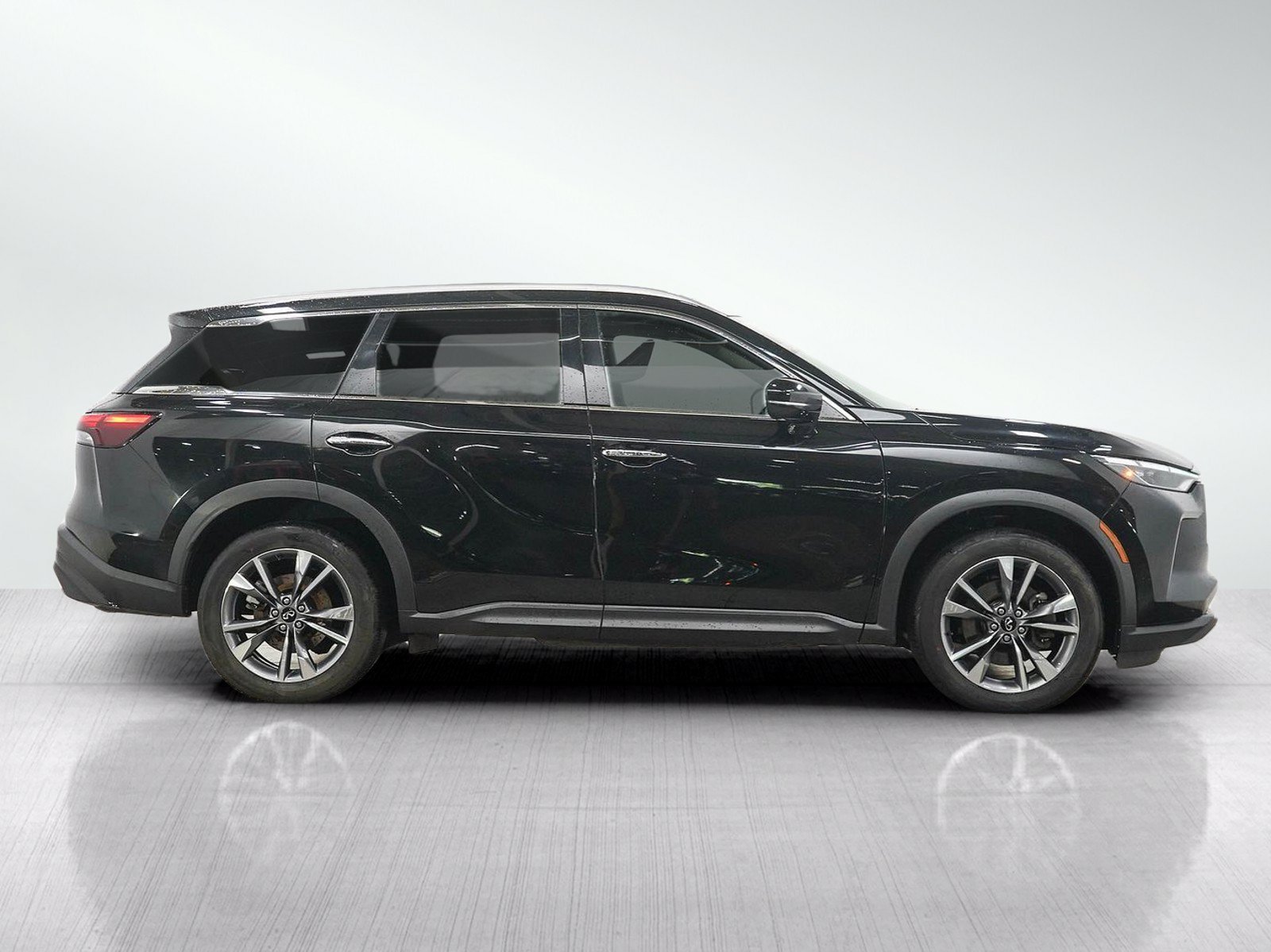 Used 2023 Mineral Black INFINITI LUXE image 6