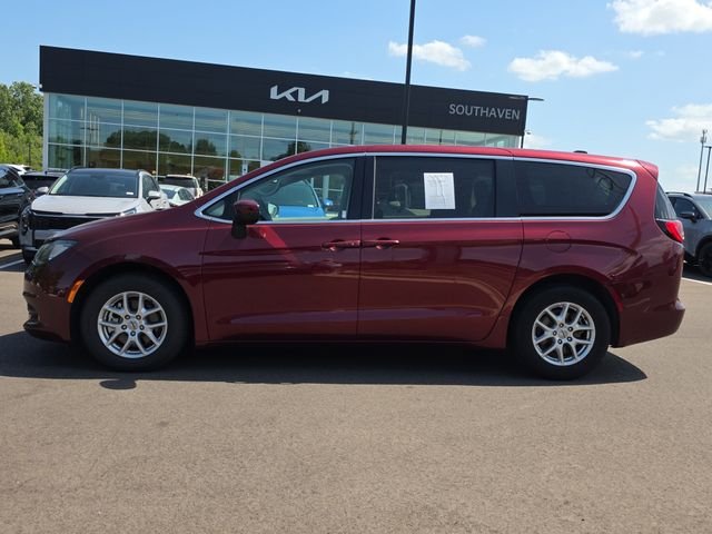 2023 Chrysler Voyager LX - Photo 2