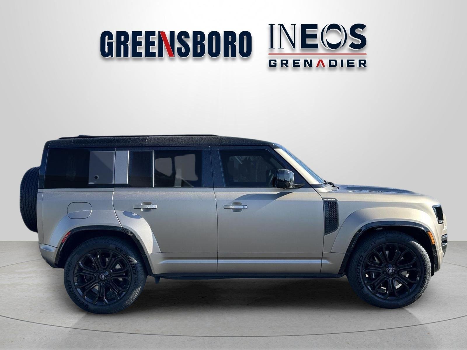 Used 2025 Petra Copper Premium Metallic Land Rover OCTA Edition One image 6