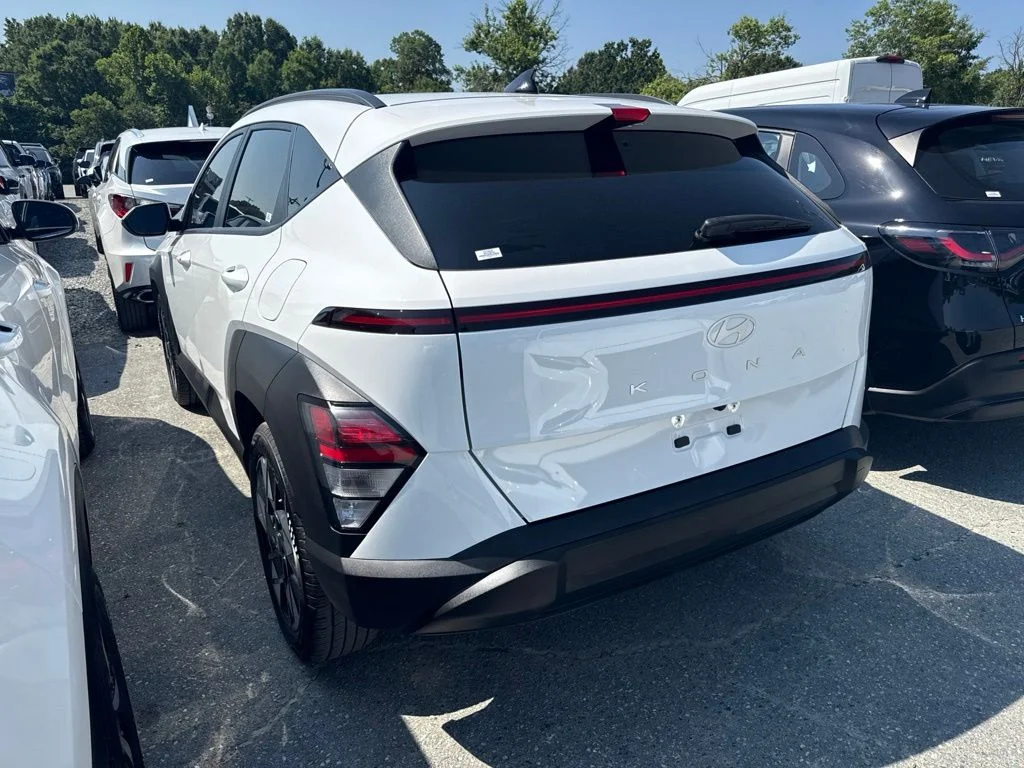 Used 2025 White Hyundai SEL image 4