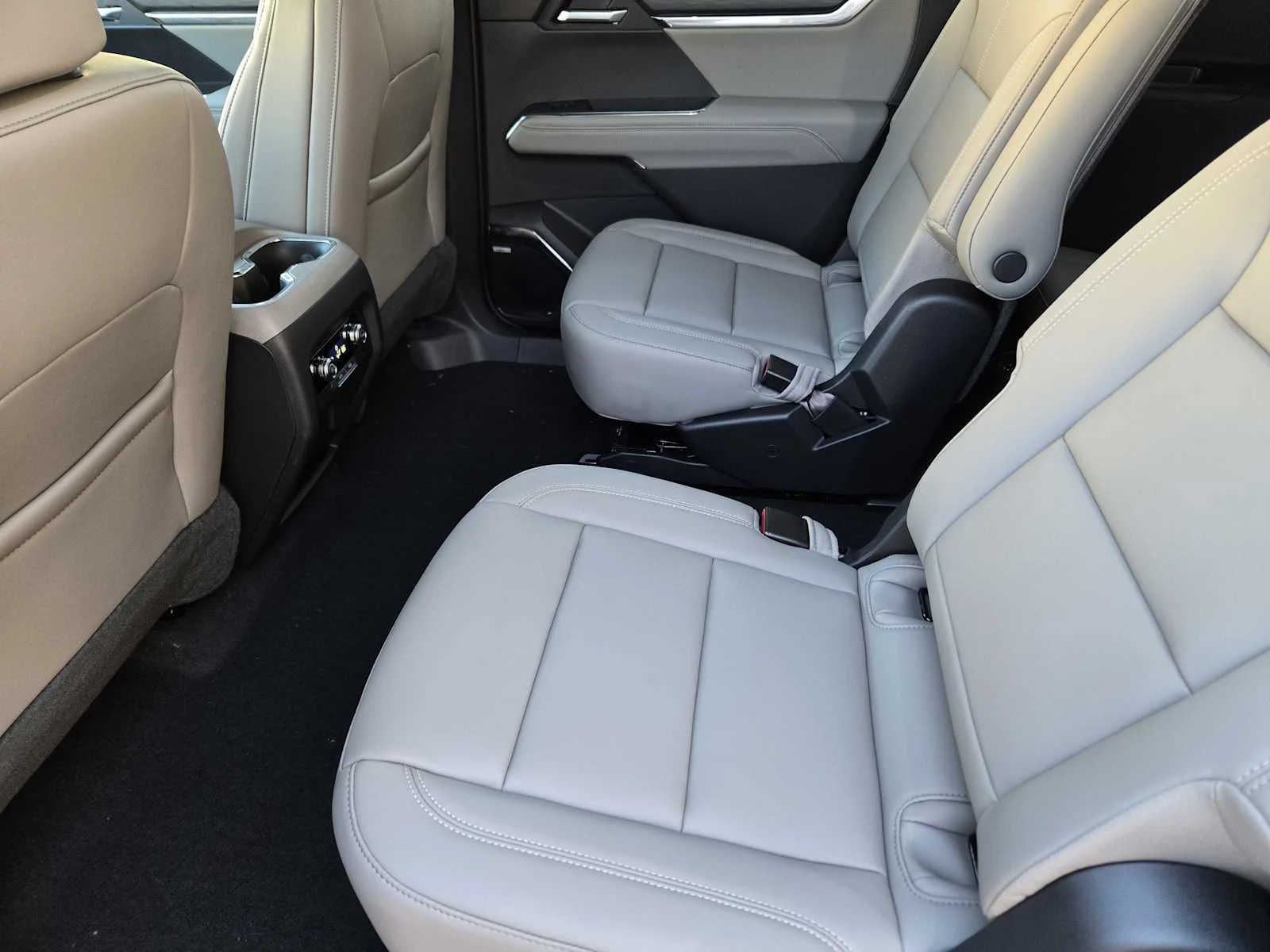 2027 GMC Acadia Elevation - Photo 18