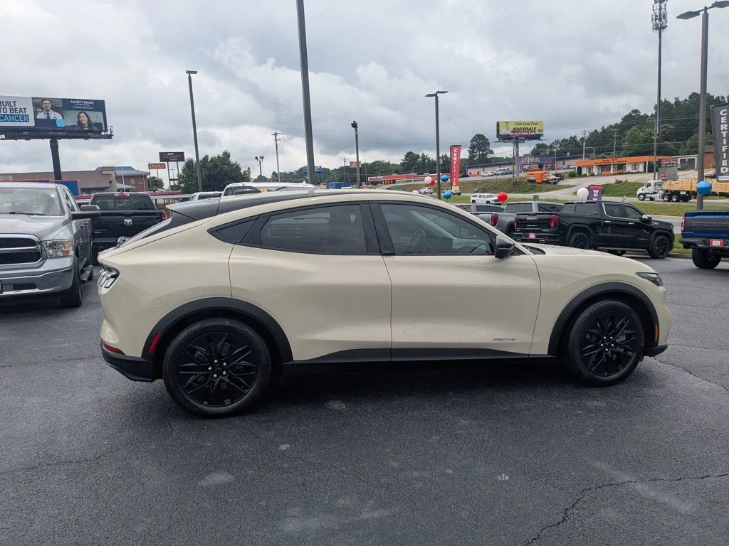 Used 2025  Ford Select image 4