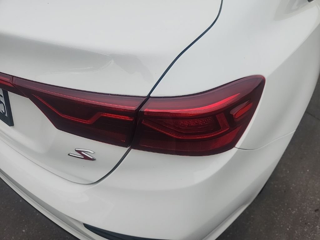 Used 2019 White Kia S image 13