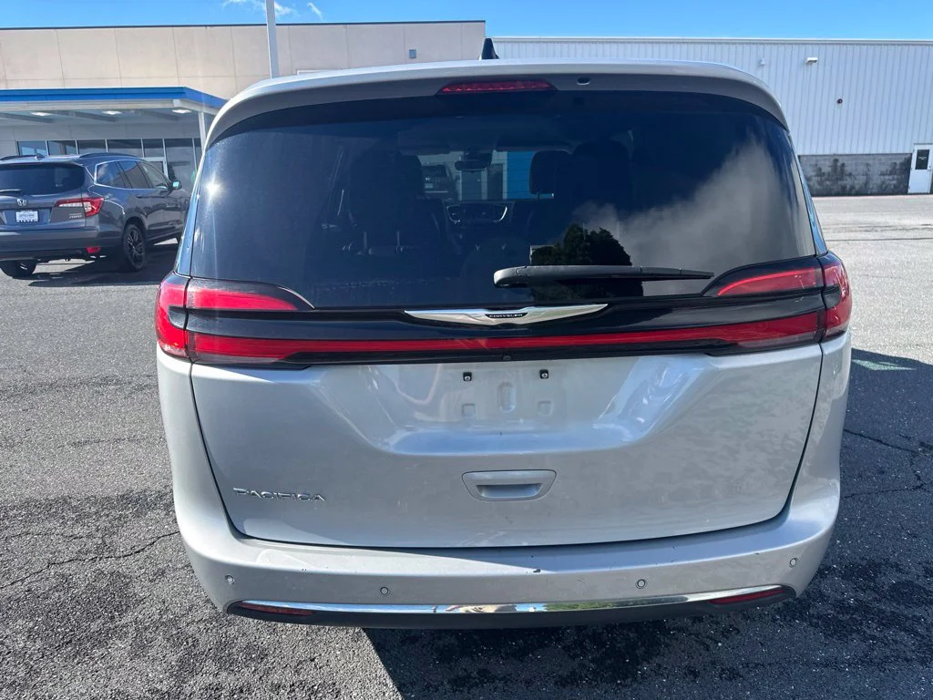 Used 2024 Silver Mist Clearcoat Chrysler Touring L image 4