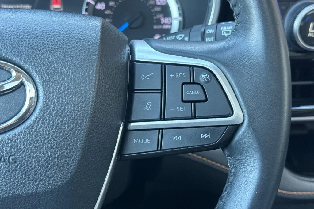 Used 2023 Wind Chill Pearl Toyota Bronze Edition image 29