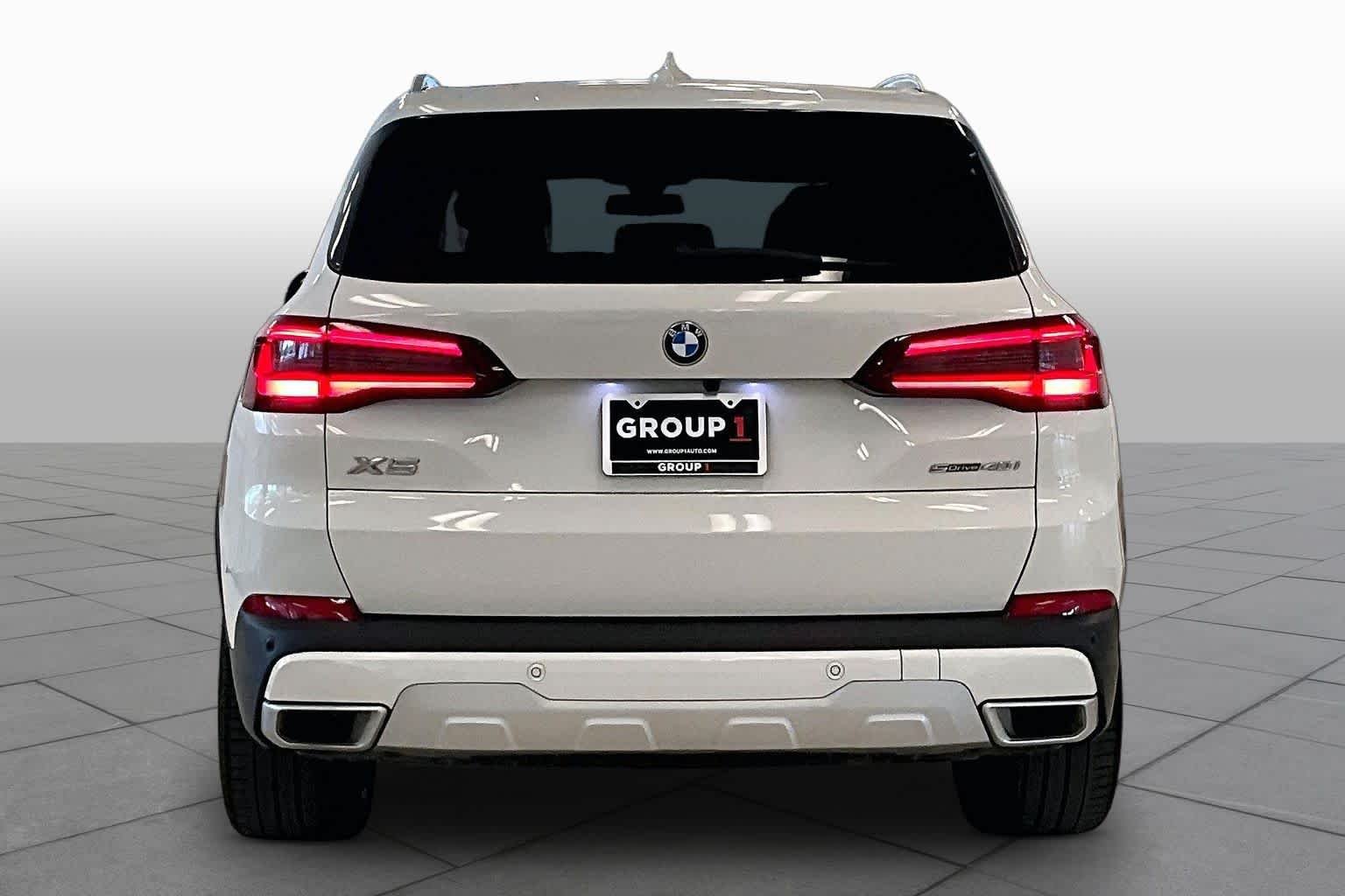 Used 2023 Alpine White BMW sDrive40i image 4