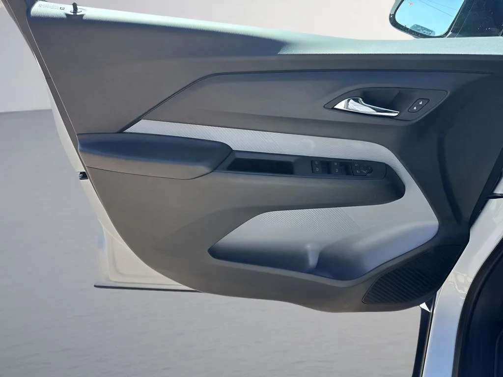 New 2027 White Chevrolet LT image 25