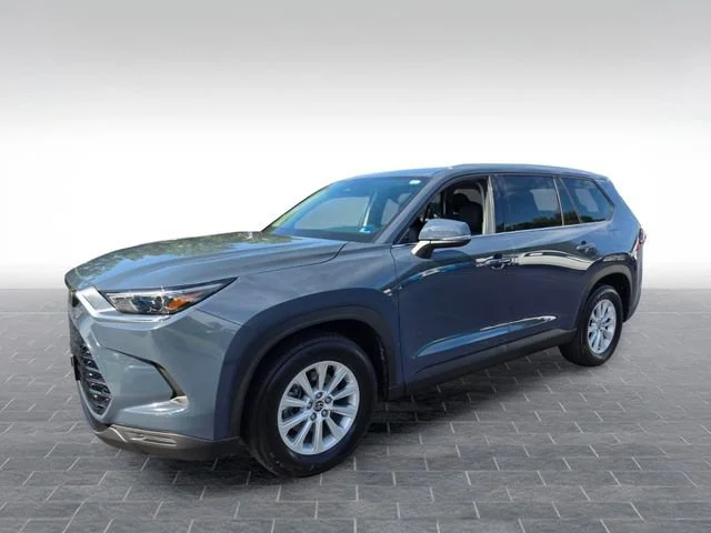 Used 2025 Gray Toyota XLE image 3
