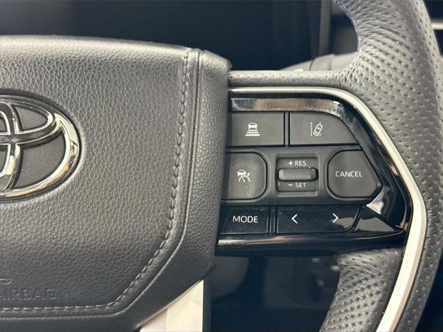 Certified Used 2025 WIND CHILL PEARL Toyota  image 18
