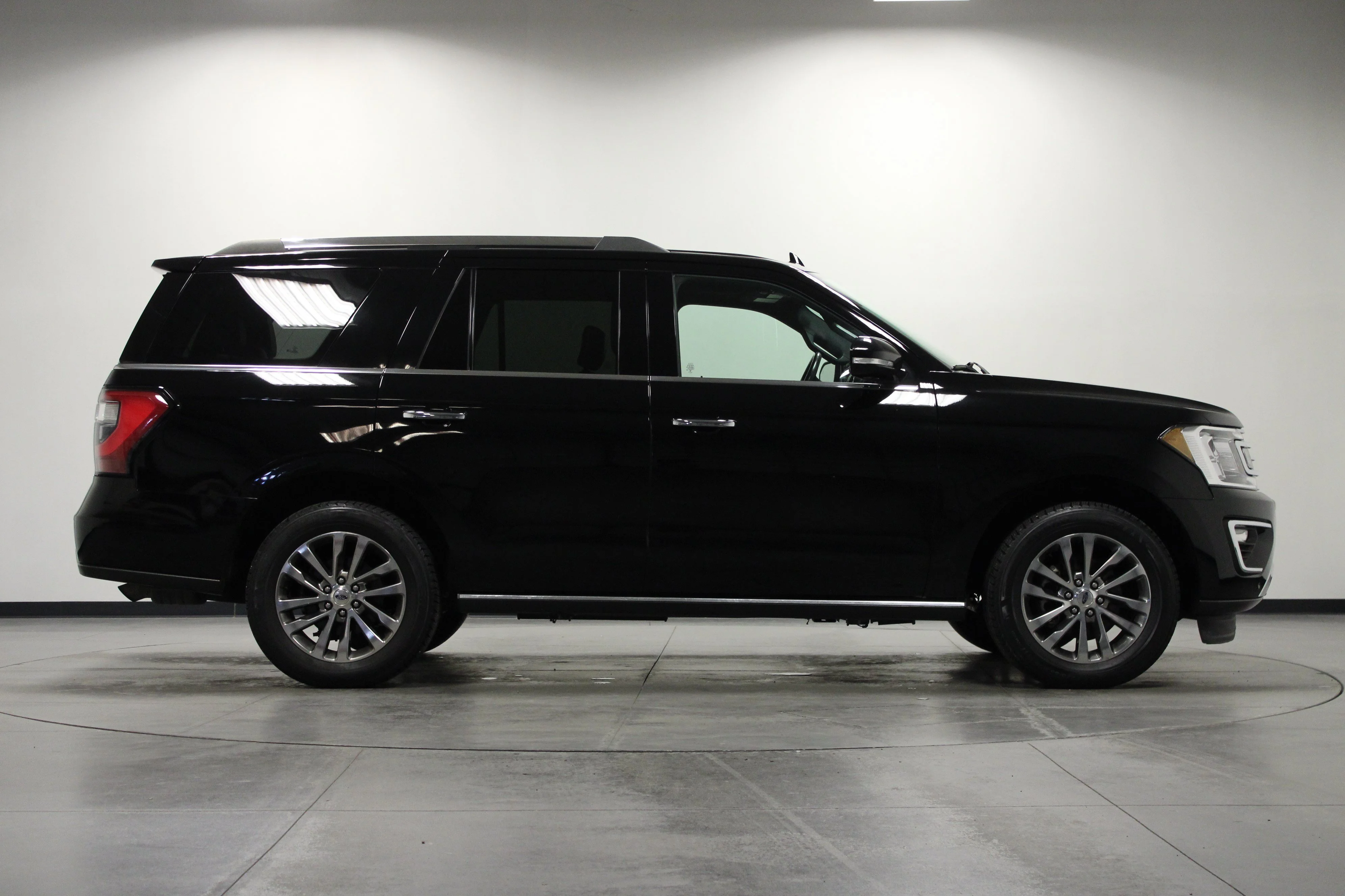 Used 2018 Shadow Black Ford Limited image 3