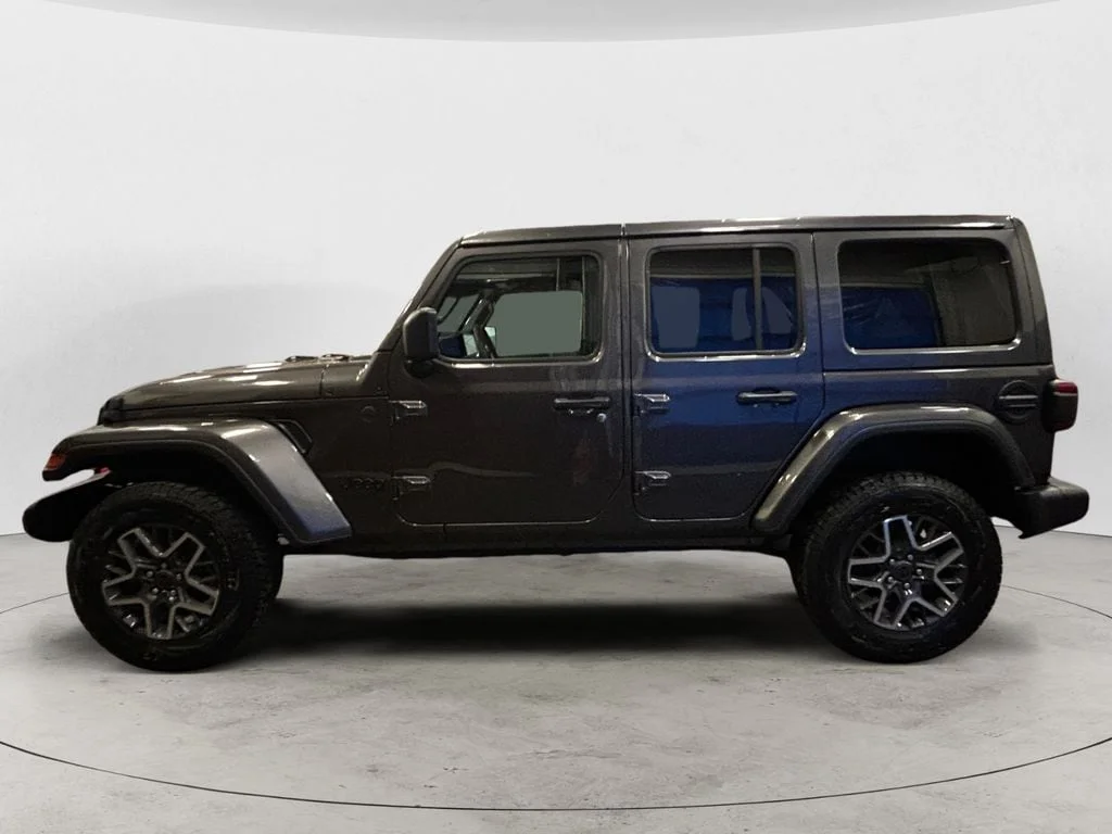 Used 2025 Crystal Metallic Jeep Sahara image 2