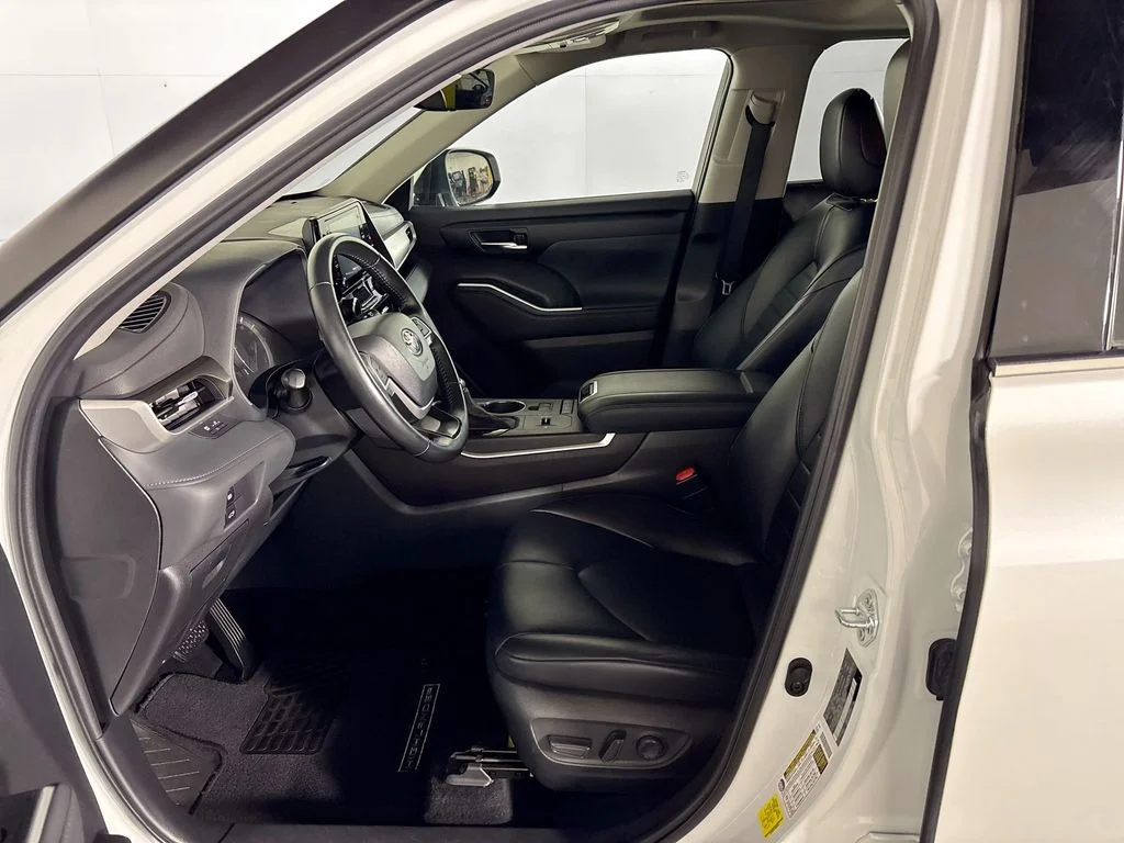 Used 2022 Beige Toyota XLE image 11