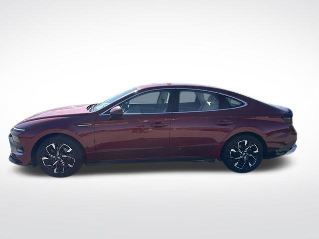 Used 2024 Red Hyundai SEL image 2