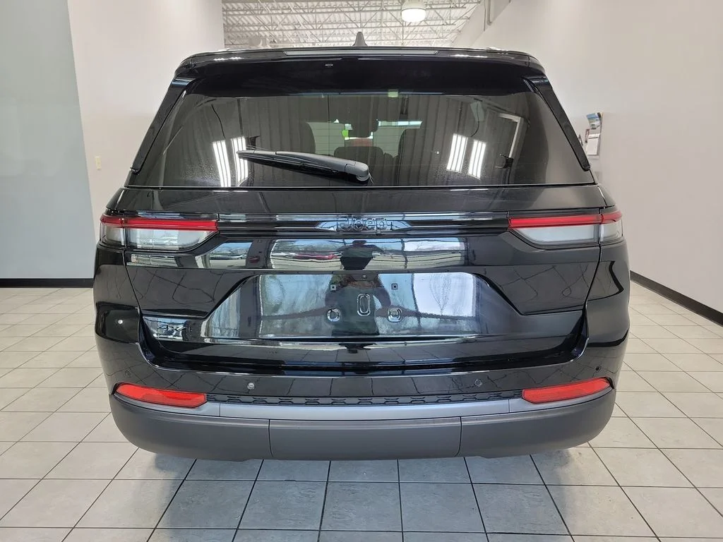 New 2026 Diamond Black Crystal Pearlcoat Jeep Limited image 6