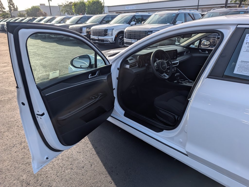 2022 Kia K5 LX - Photo 30