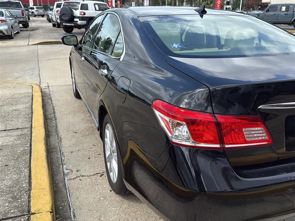 Used 2012 Obsidian Lexus  image 4