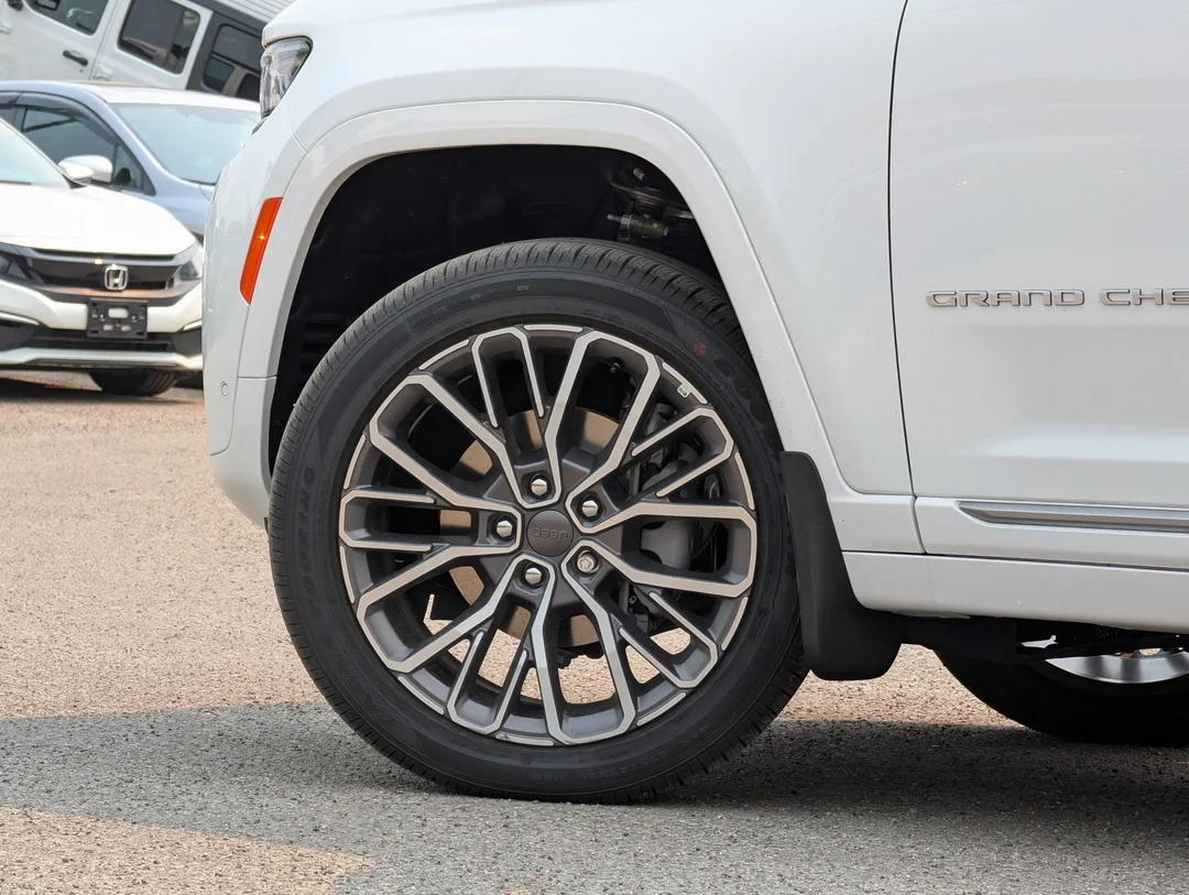 New 2026 White Jeep Summit - - 4x4 - Pano Sunroof - Palermo Lthr Seats - Trailer Tow Pkg - Advanced ProTech IV & More! image 9