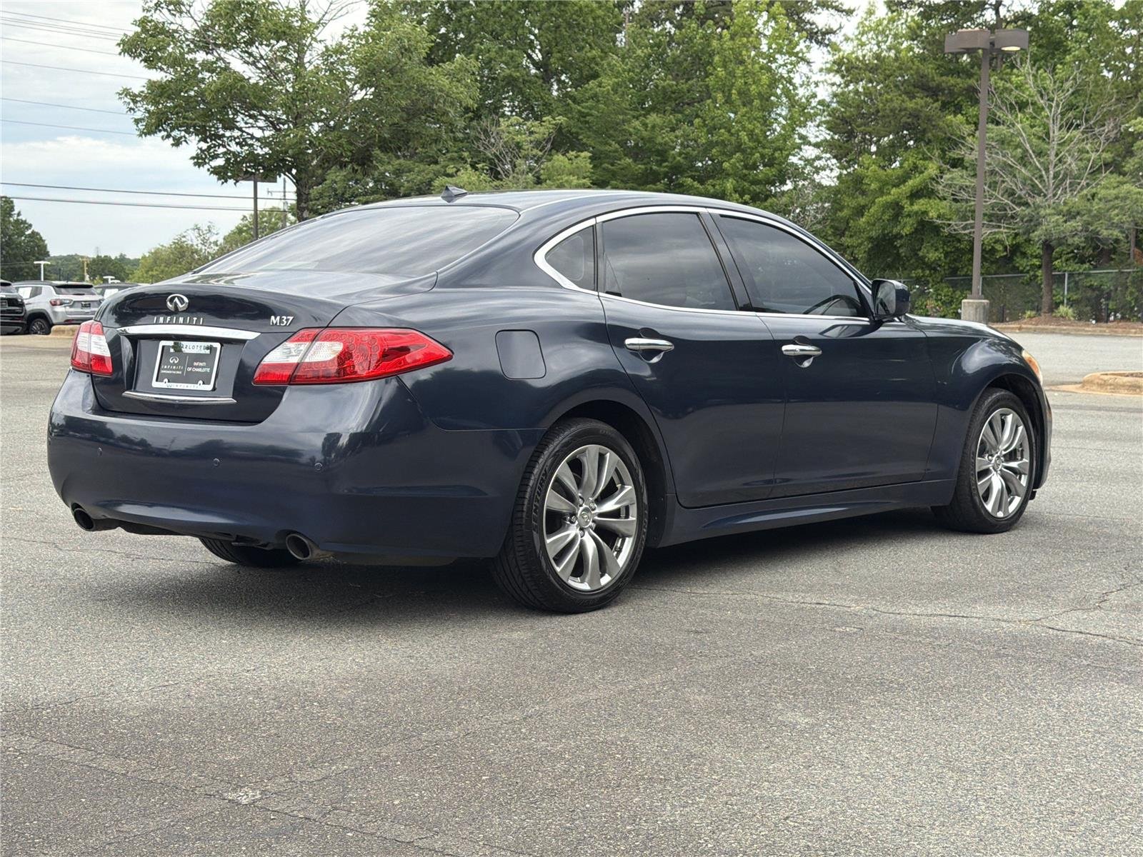 Used 2013  INFINITI Base image 25