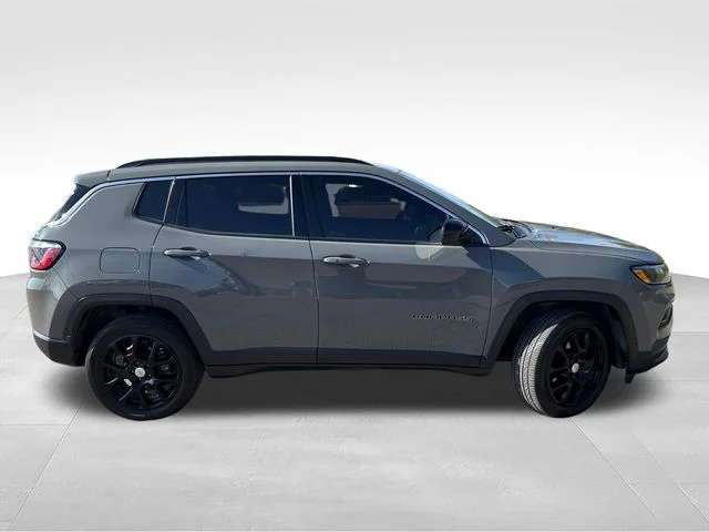 Used 2023 Gray Jeep Latitude Lux image 8