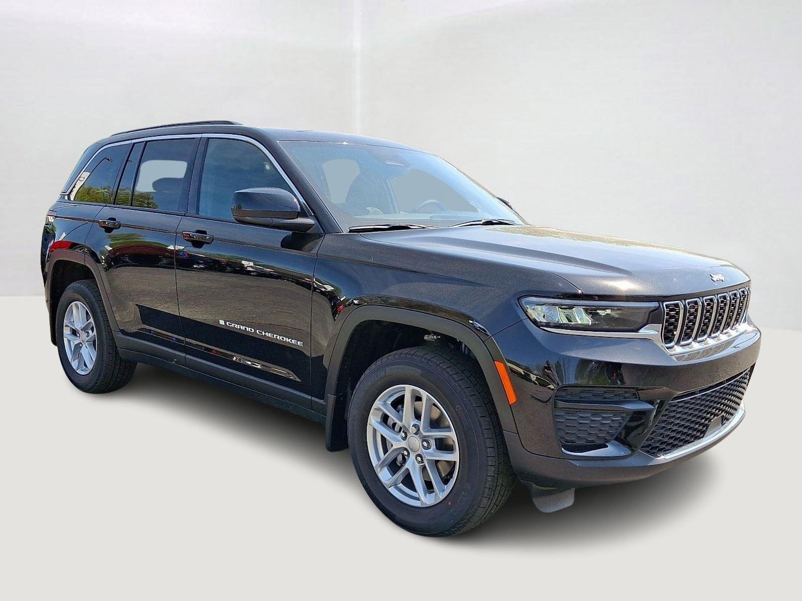 New 2026 Diamond Black Crystal Pearlcoat Jeep Laredo X image 2