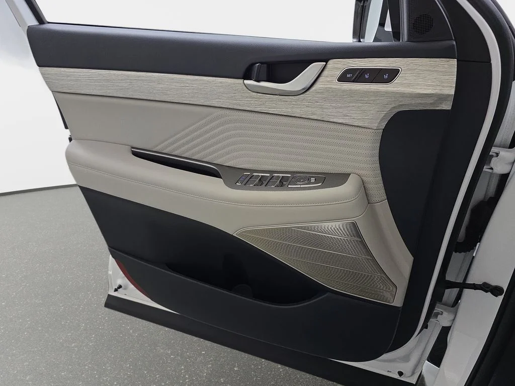 Used 2025 White Hyundai Calligraphy image 27