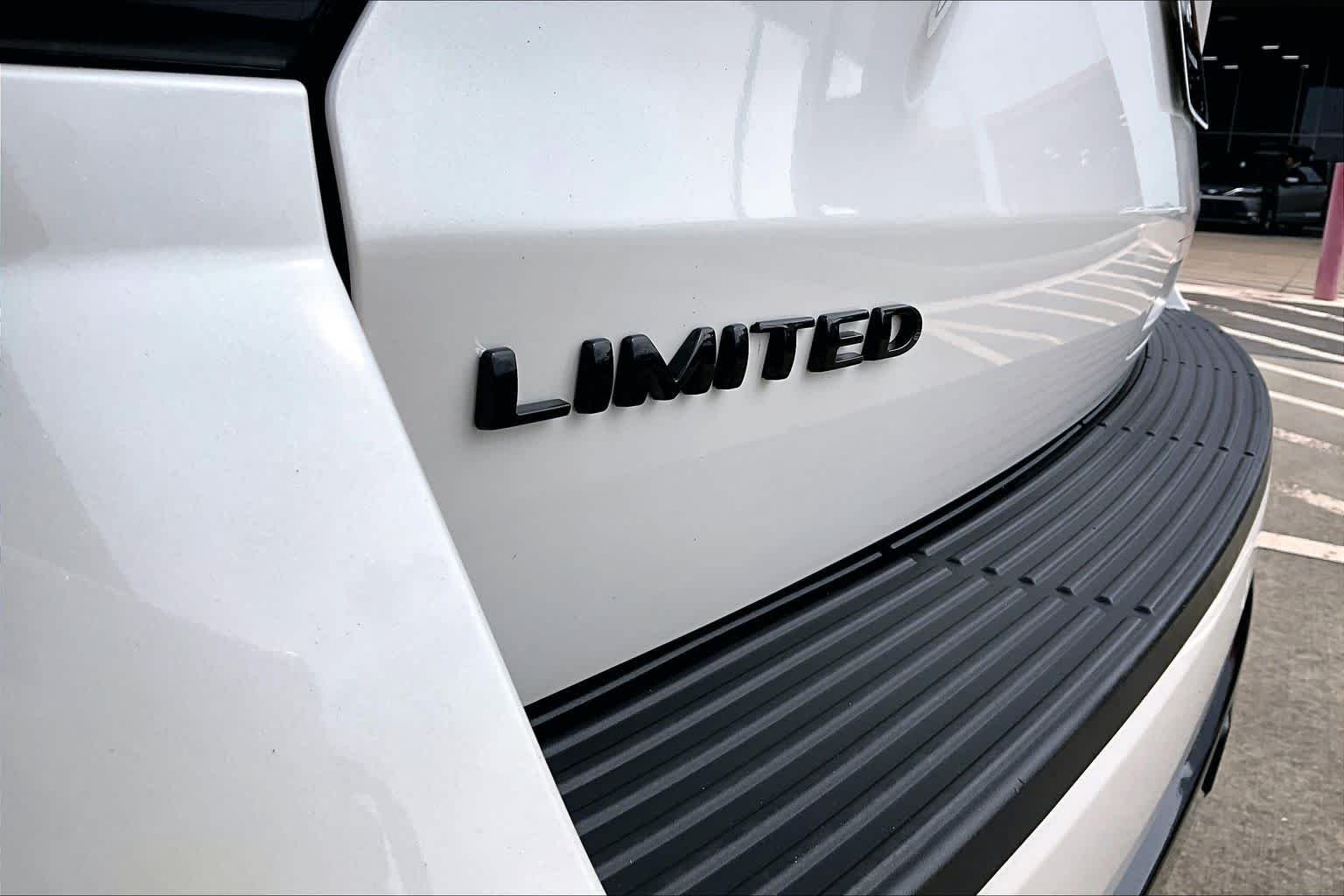 Used 2019 White Platinum Metallic Tri-Coat Ford Limited image 31