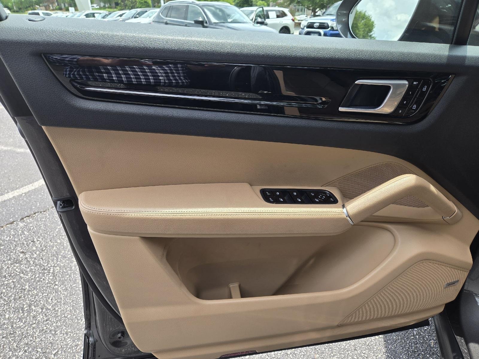 Used 2020  Porsche Base image 8